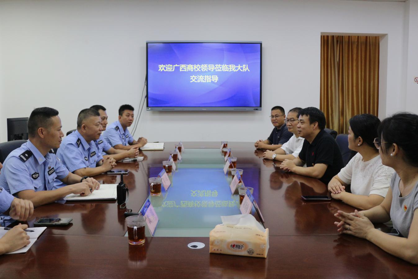 1.慰问团与鱼峰交警大队警官交流