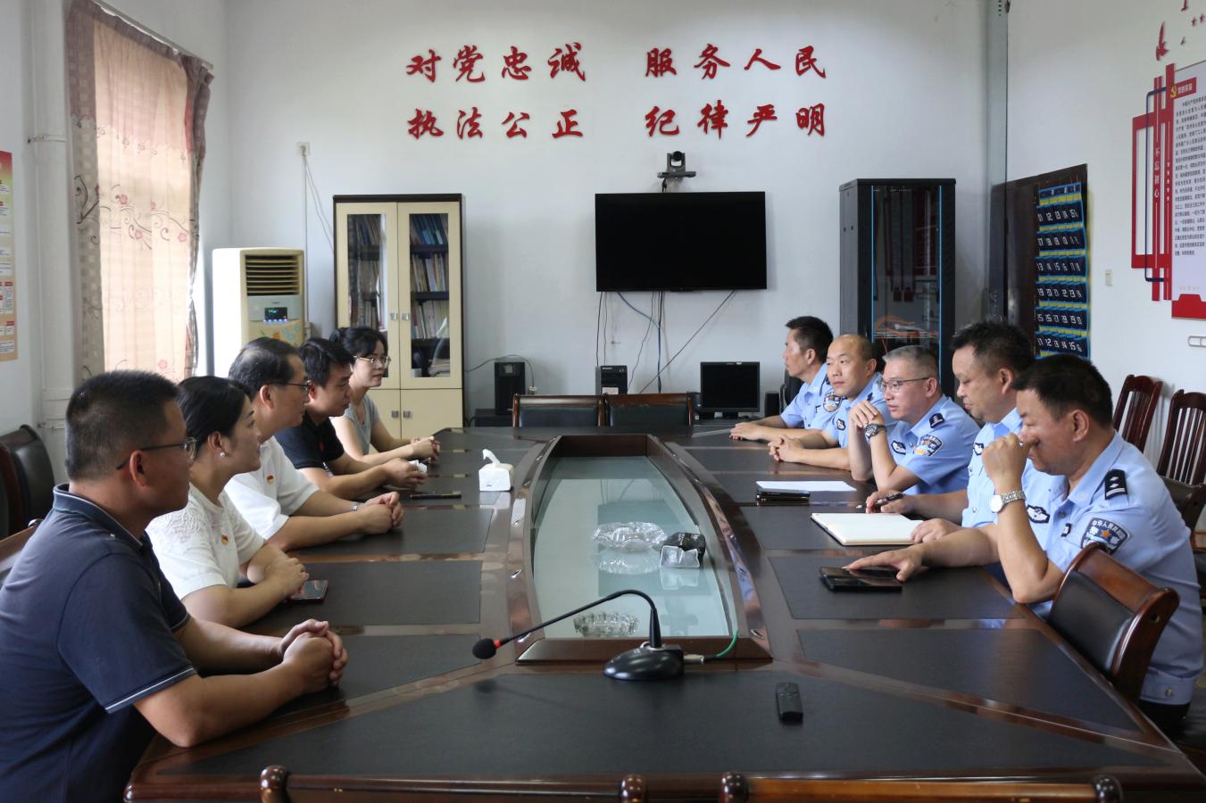 2.慰问团与大桥派出所警官交流