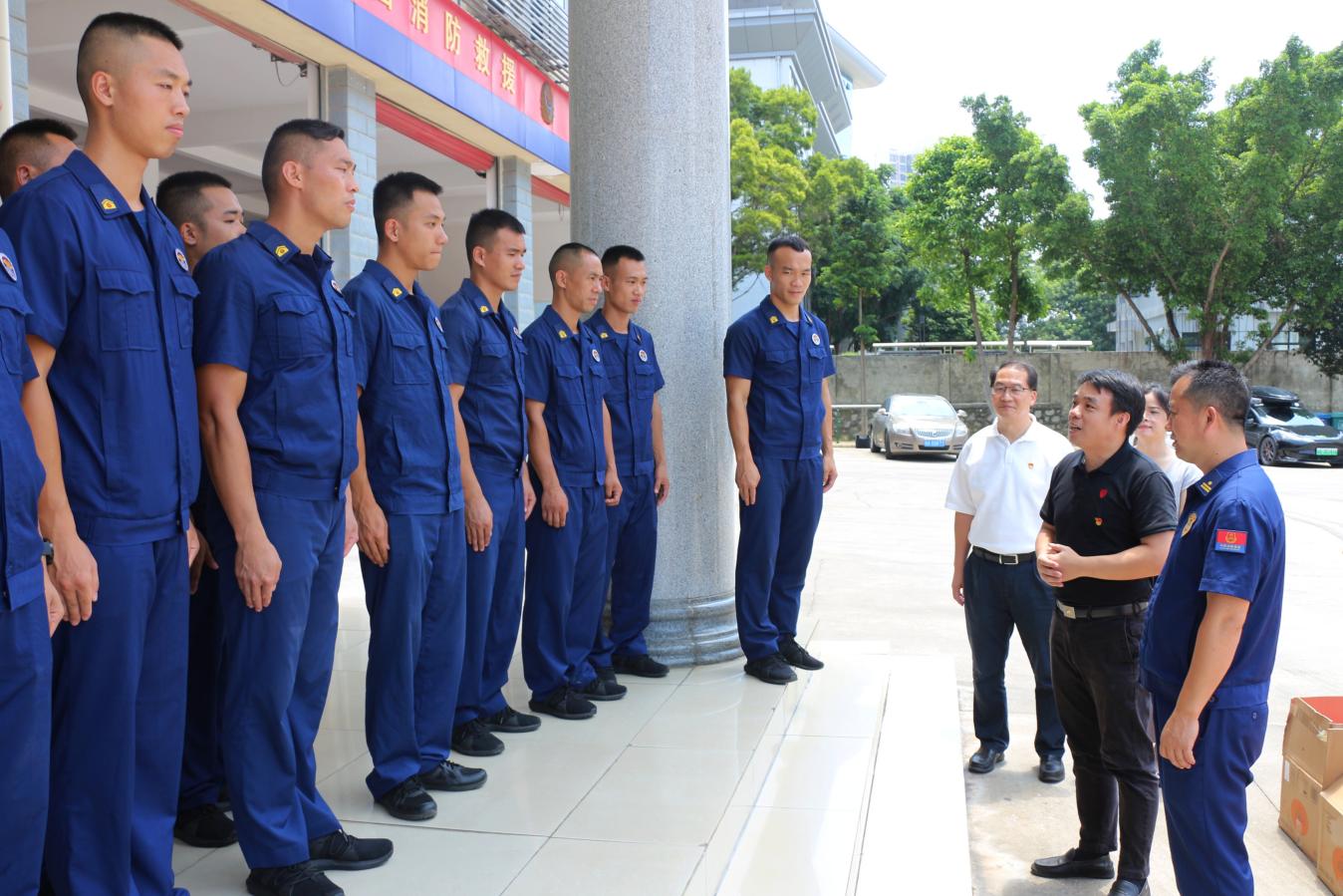 3.慰问团与鱼峰消防大队消防员交流