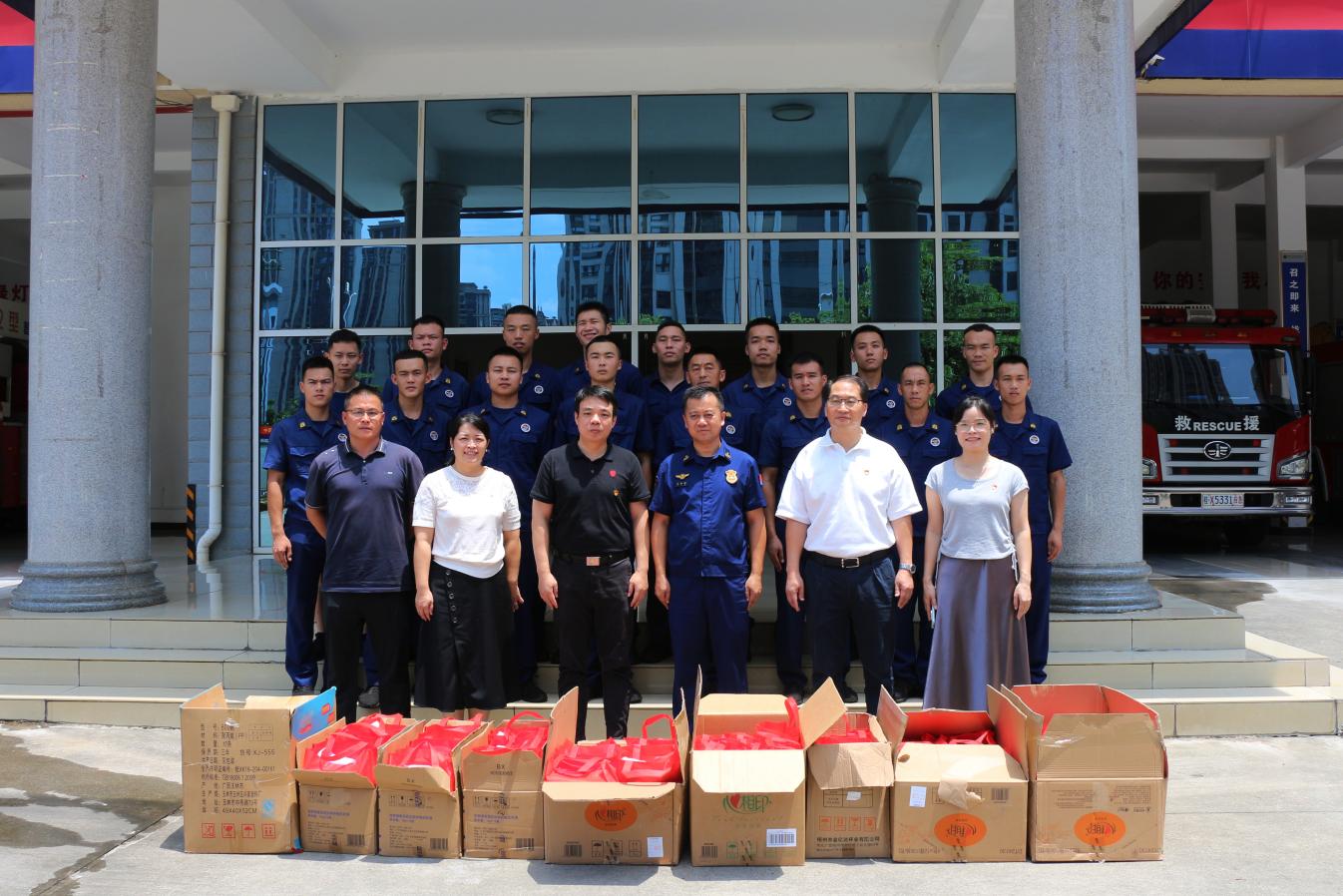 6.慰问团向鱼峰消防大队送去慰问品