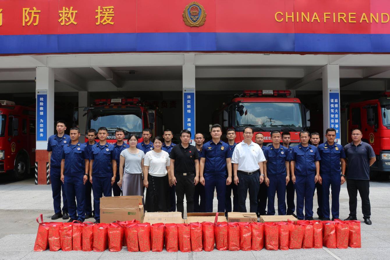 7.慰问团向燎原消防站送去慰问品