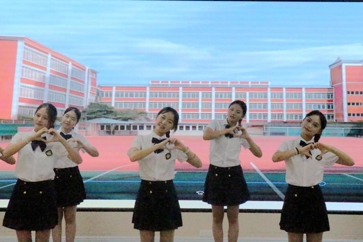 02.学生用手语舞感念师恩