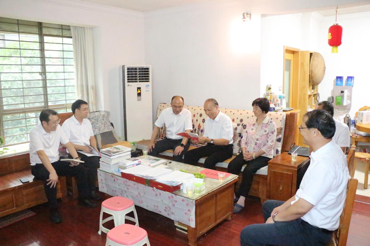 1.自治区商务厅一级巡视员粟坚一行走访慰问学校退休老教师莫益华