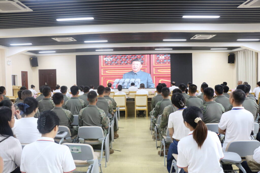 广西商业学校组织收看纪念中国人民抗日战争暨世界反法西斯战争胜利80周年大会