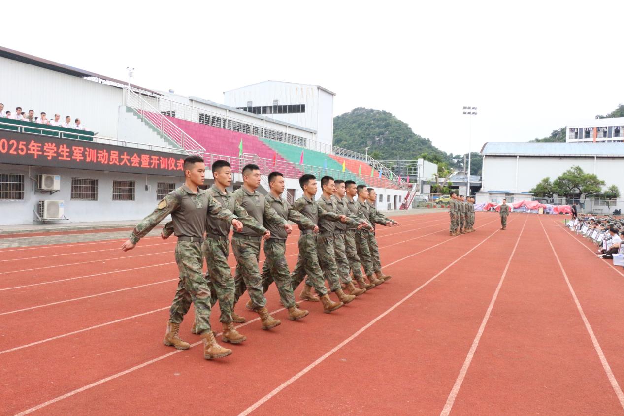 3.承训教官进行军训队列动作展示