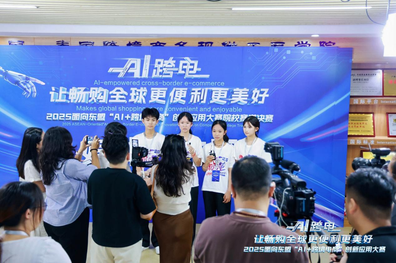 3.冠军战队赛后接受采访