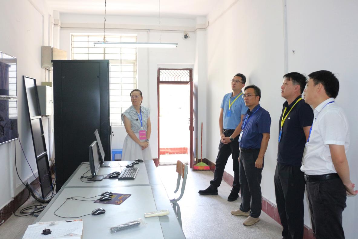 4.学校党委书记、校长刘学文陪同自治区考试院、住建厅、柳州市人社局领导查看标准化考场监控室
