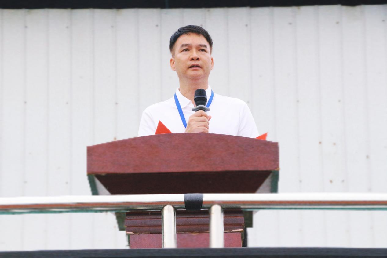 5.学校副校长黄强新作军训动员