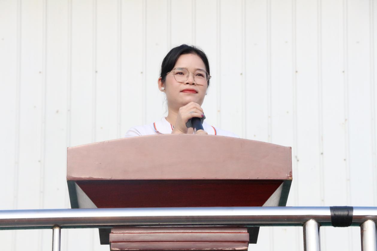 5.学校学工处主任谢冰梅主持大会