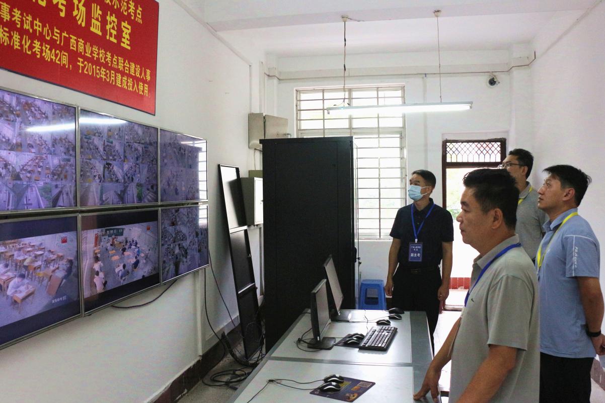 5.学校副校长黄强新陪同自治区考试院、住建厅、柳州市人社局领导查看标准化考场监控室