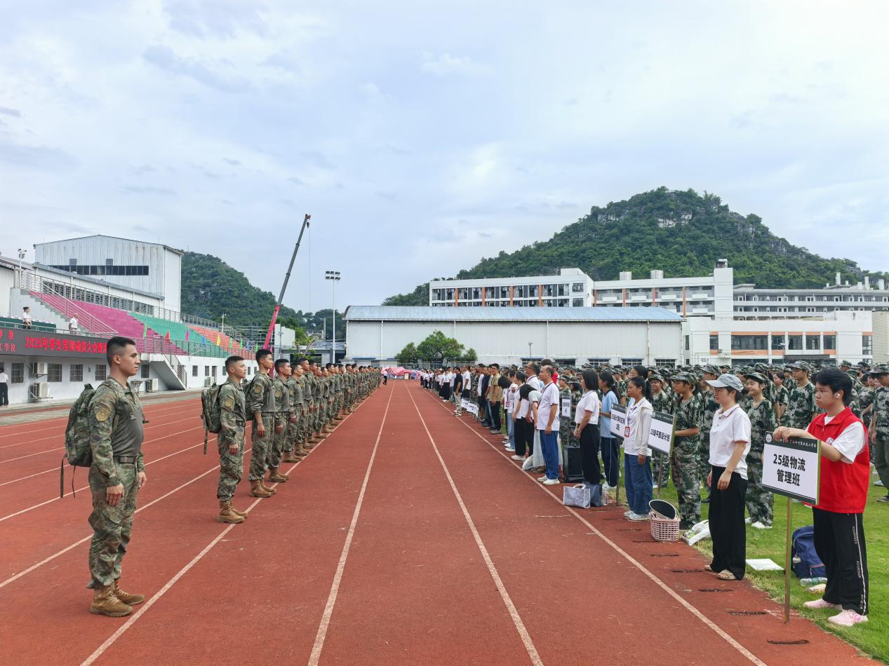 8.军训教官与班主任对接仪式