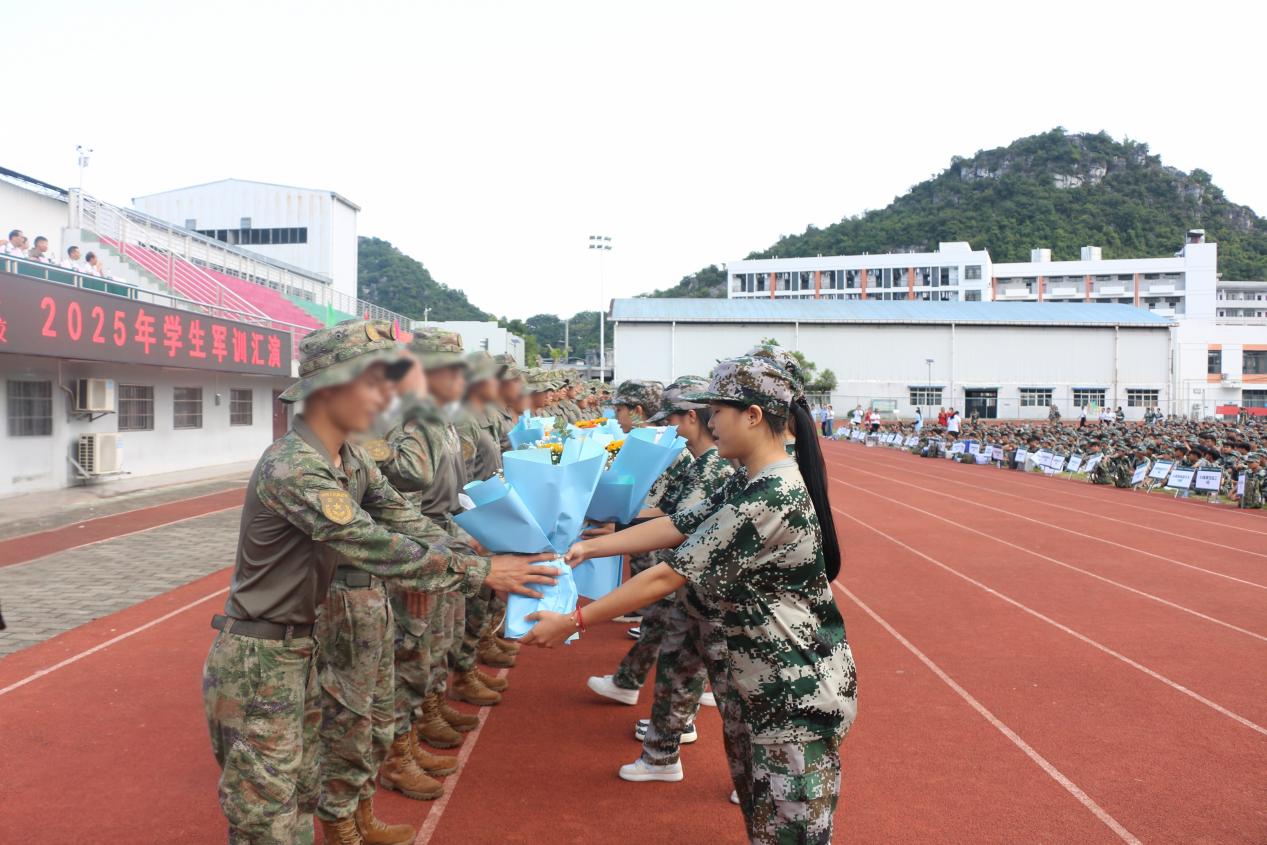 9.学生代表给军训教官献花