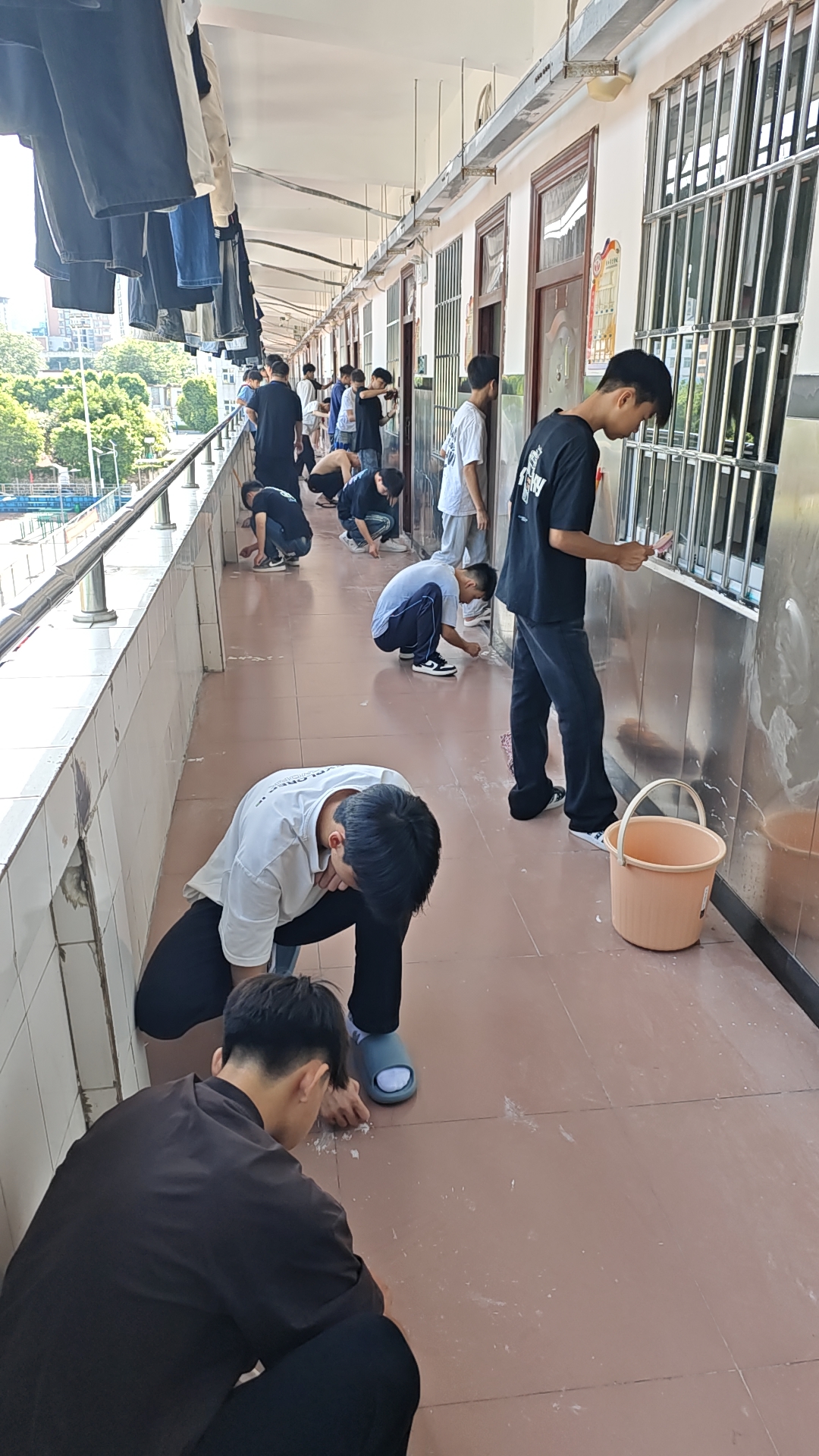 学生集体打扫宿舍卫生