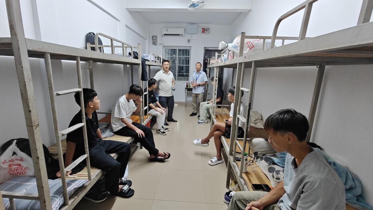 系主任吴坤国、学管副主任杨杰下宿舍慰问学生