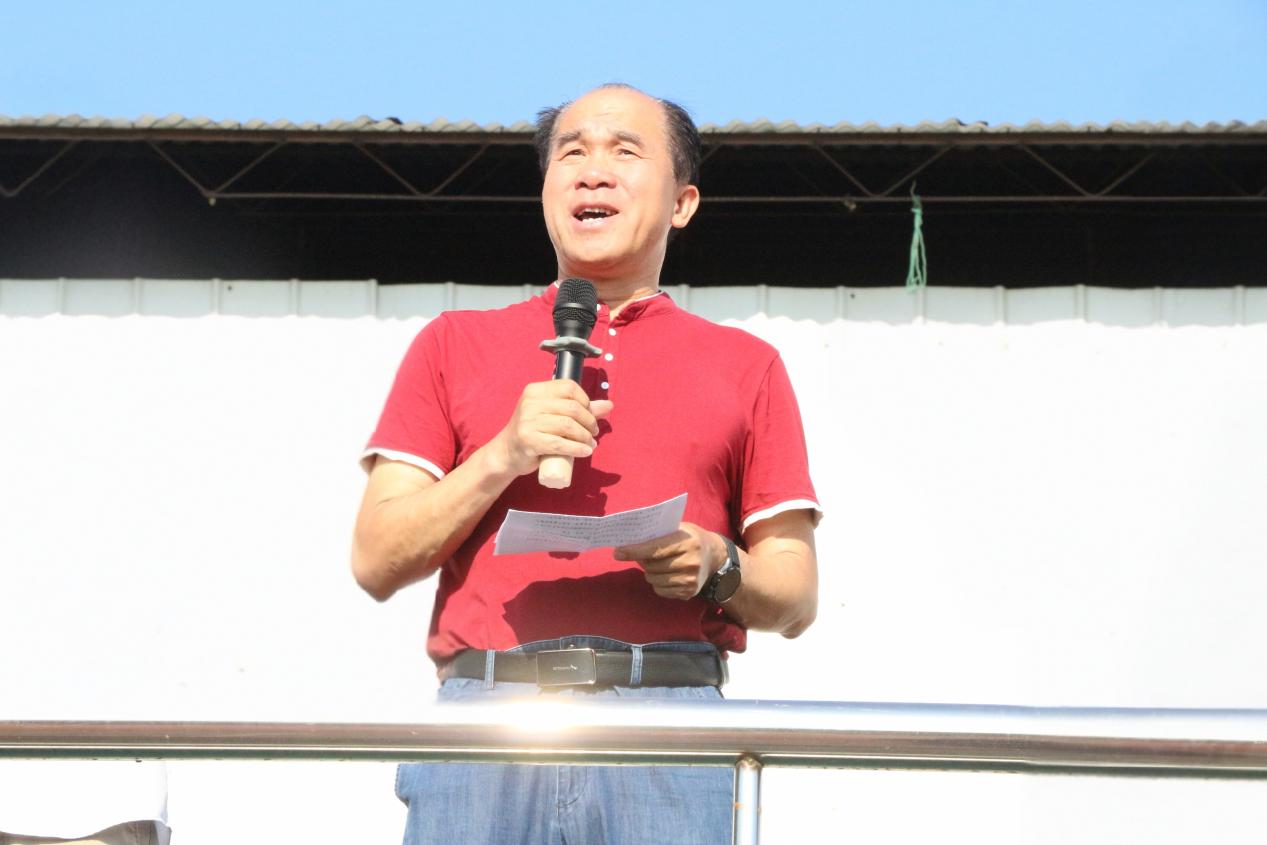 学校校长助理吕志宁主持颁奖典礼