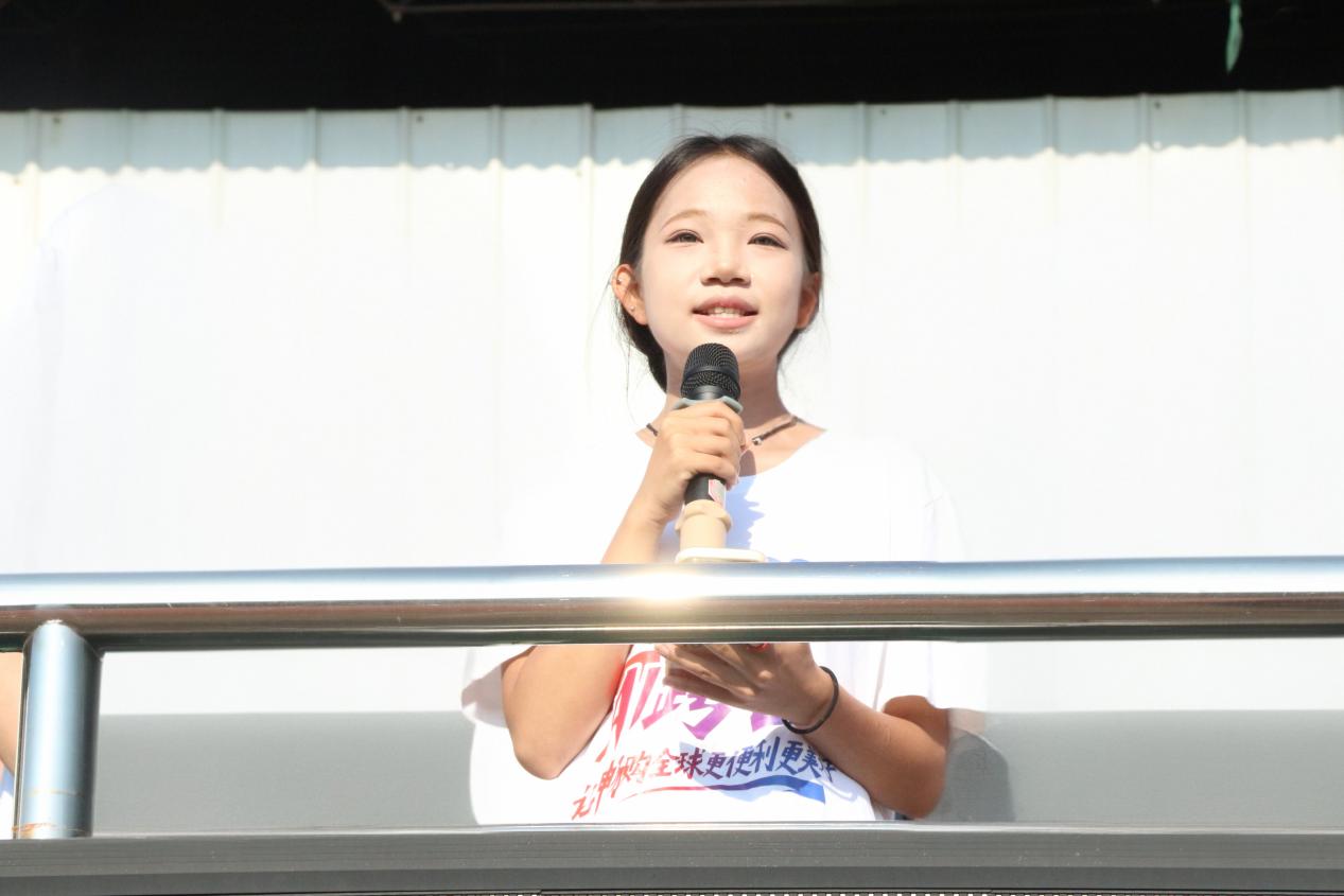 获奖团队代表覃雯姣发表获奖感言