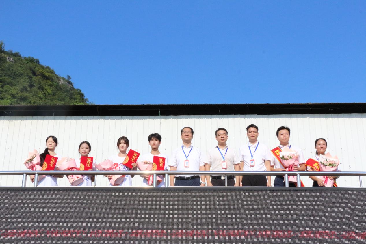 学校领导班子共同为获奖团队颁奖并送上鲜花