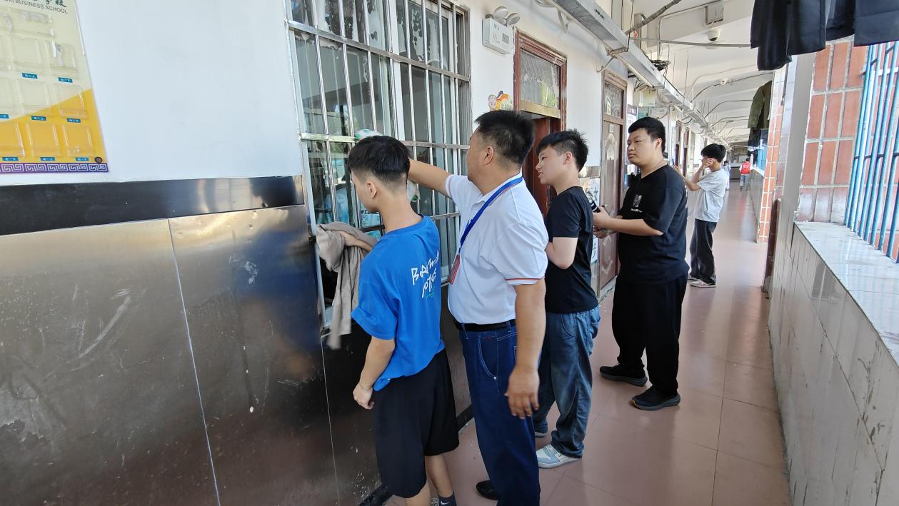 广西商业学校机电交通系举行新生入学教育活动