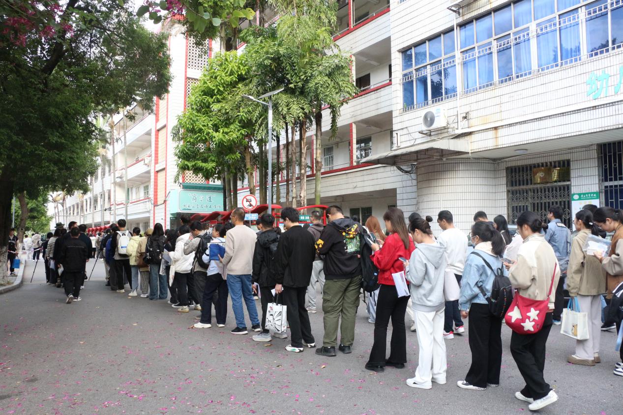 广西商业学校圆满完成广西2025年下半年区直事业单位统一公开招聘工作人员笔试考务工作