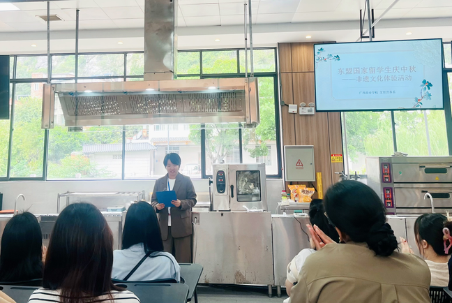 月圆山海 饼承情谊——  广西商业学校举办广西科技大学留学生“庆中秋佳节·展非遗魅力”体验活动