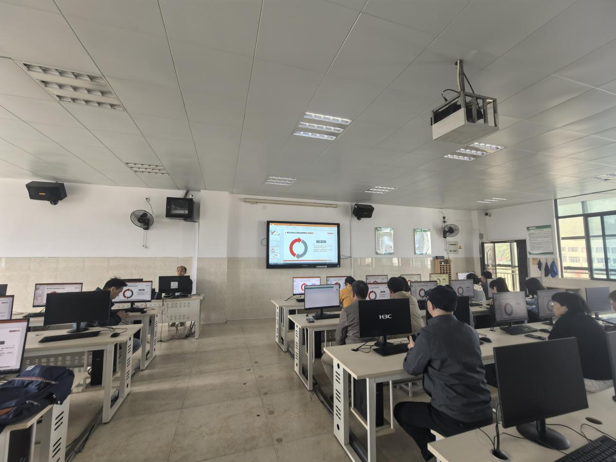 3.工作人员对监考老师进行培训