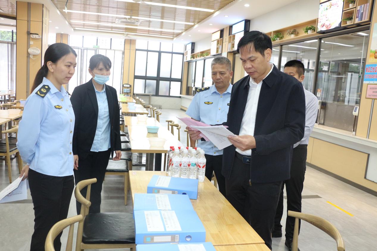 4.调研组查看食品安全相关台账