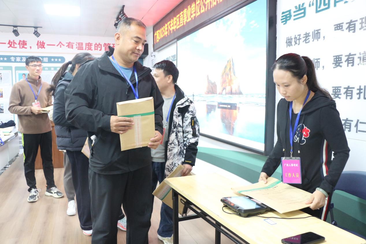 4.学校考务工作人员清点并上传答题卡相关数据