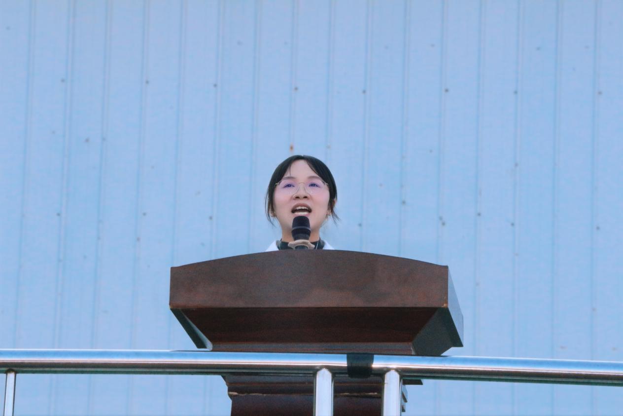 2.学校团委副书记覃丽秋宣布优秀组织奖和入场式最佳创意名单