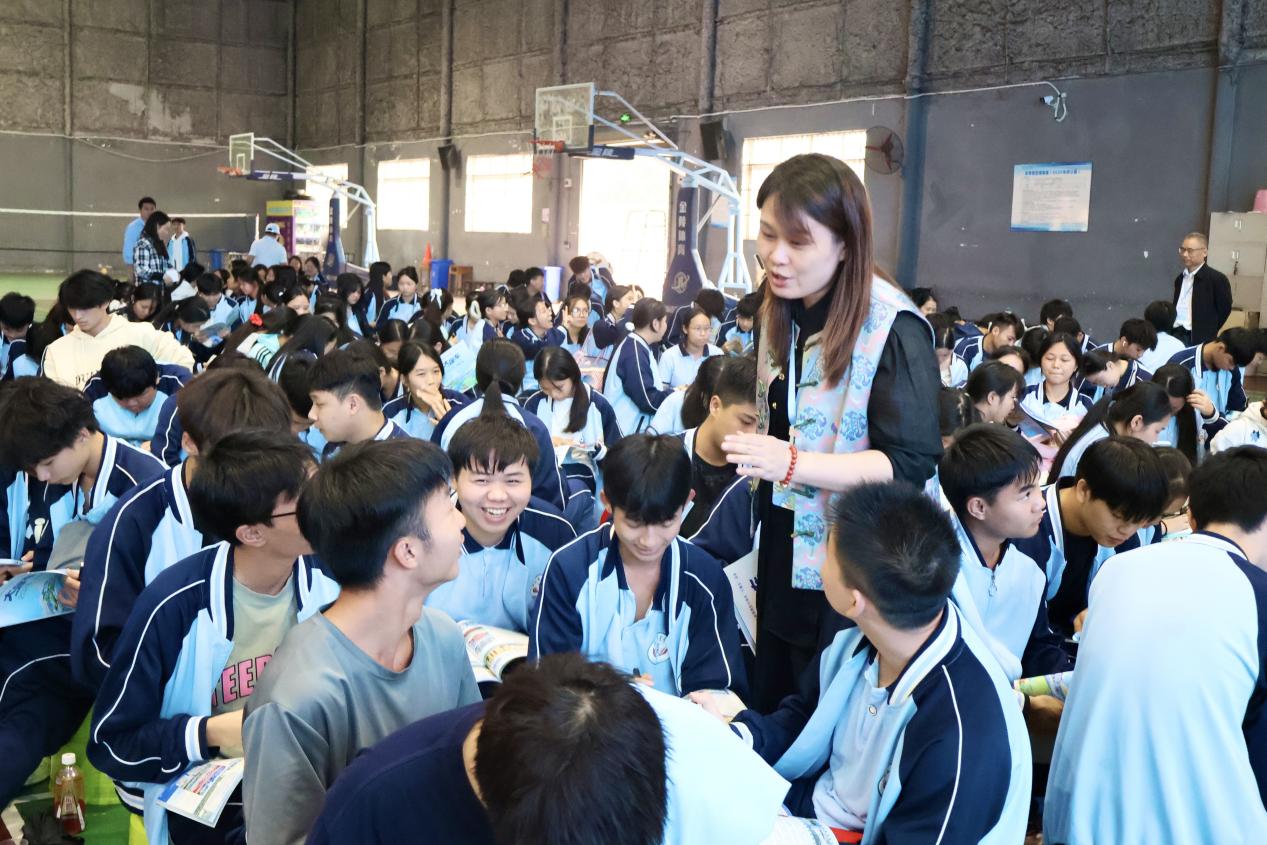 3.广西电力职业技术学院章婷老师为学生答疑