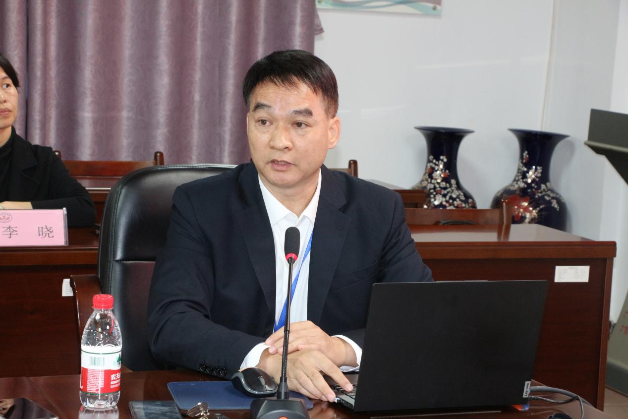 3.学校副校长黄强新作自评汇报